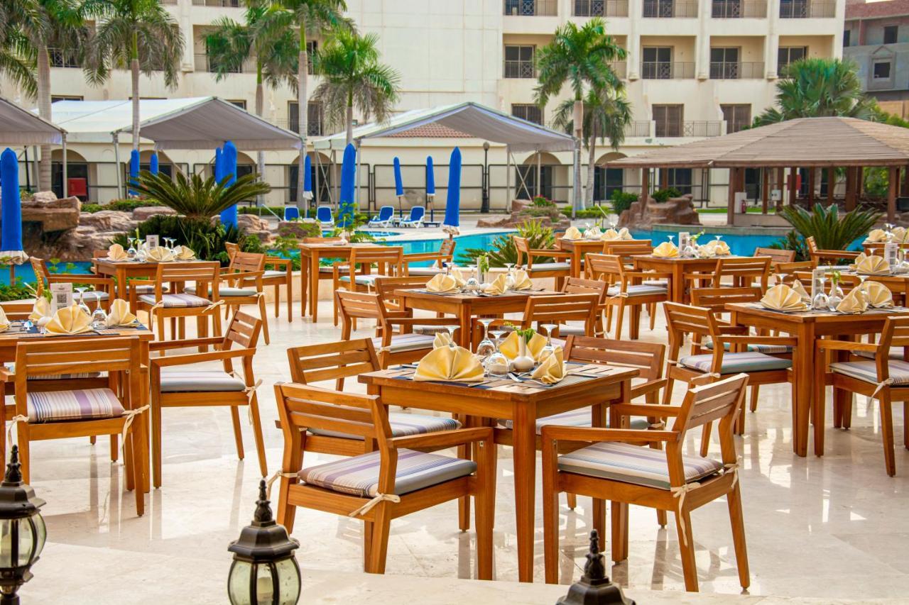 Helnan Dreamland Hotel 6th of October City Exterior foto The pool at the Grand Hotel